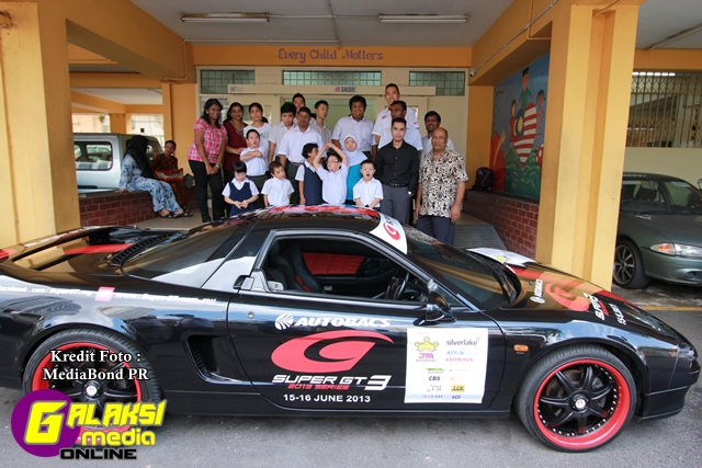 JPM Motorsport  & SAMH posing with Super GT car