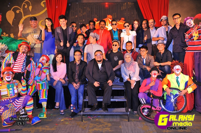 Barisan peserta dan komedian bersama hos Liga Lawak Superstar, Afdlin Shaukigmo