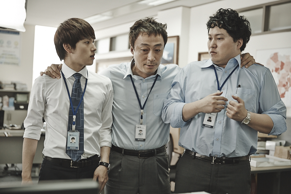 L-R Im Shi-Wan as Jang Geu-Rae, Lee Sung-Min as Oh Sang-Shik, Moon Se-Yoon as Kim Dong-Shik