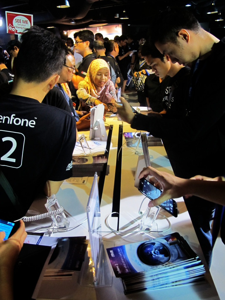 9 The ZenFans trying out the ZenFone 2 series at Demo Area