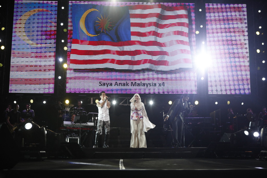 (L-R) Gary Chaw, Shila Amzah and Reshmonu performing 'Saya Anak Malaysia' at the finale of the AIA Generasi Malaysia Concert
