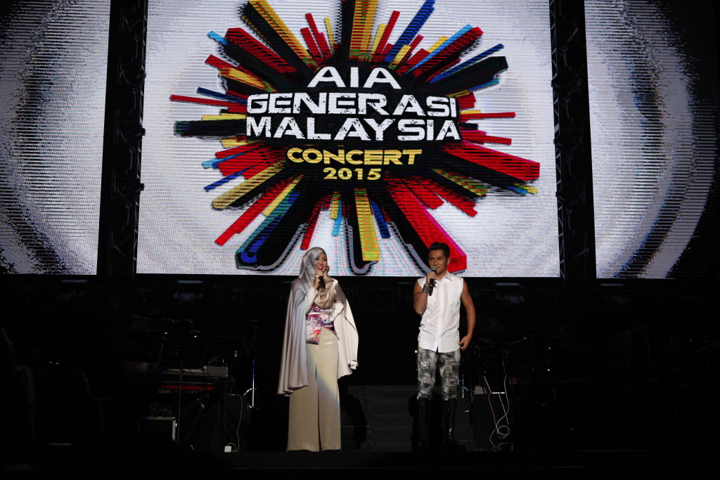 Shila Amzah and Gary Chaw performing a duet at the AIA Generasi Malaysia Concert
