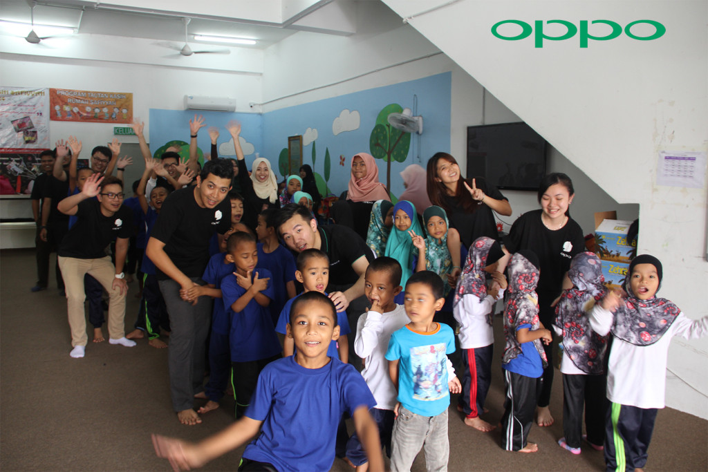 OPPO staff and volunteers playing games with children from Rumah  Safiyyah