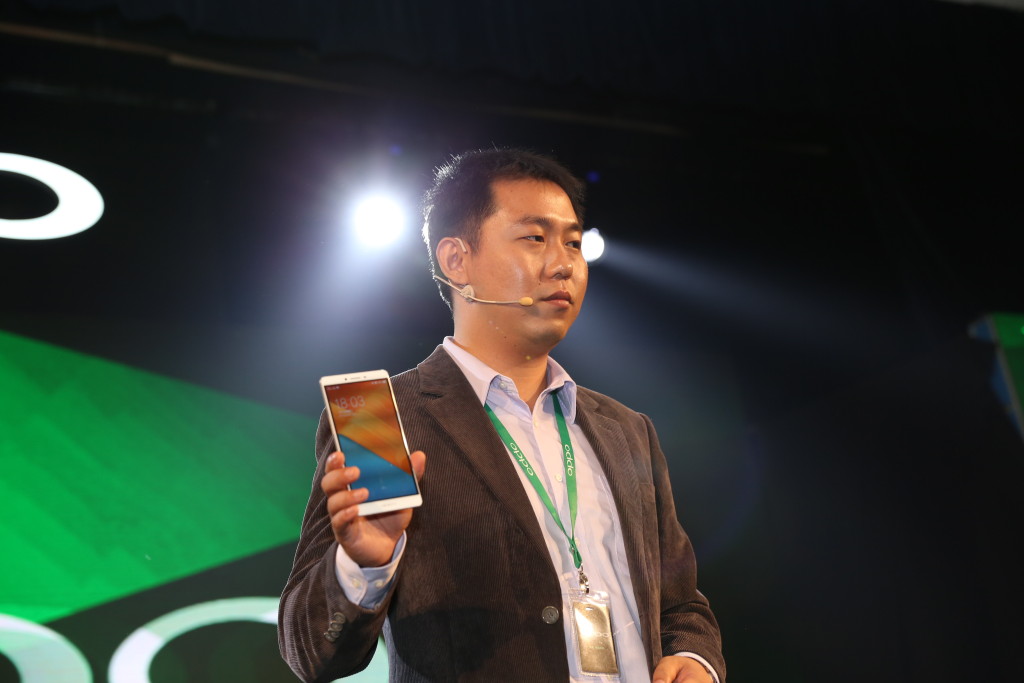William Fang, CEO of OPPO Malaysia holding OPPO R7 Plus