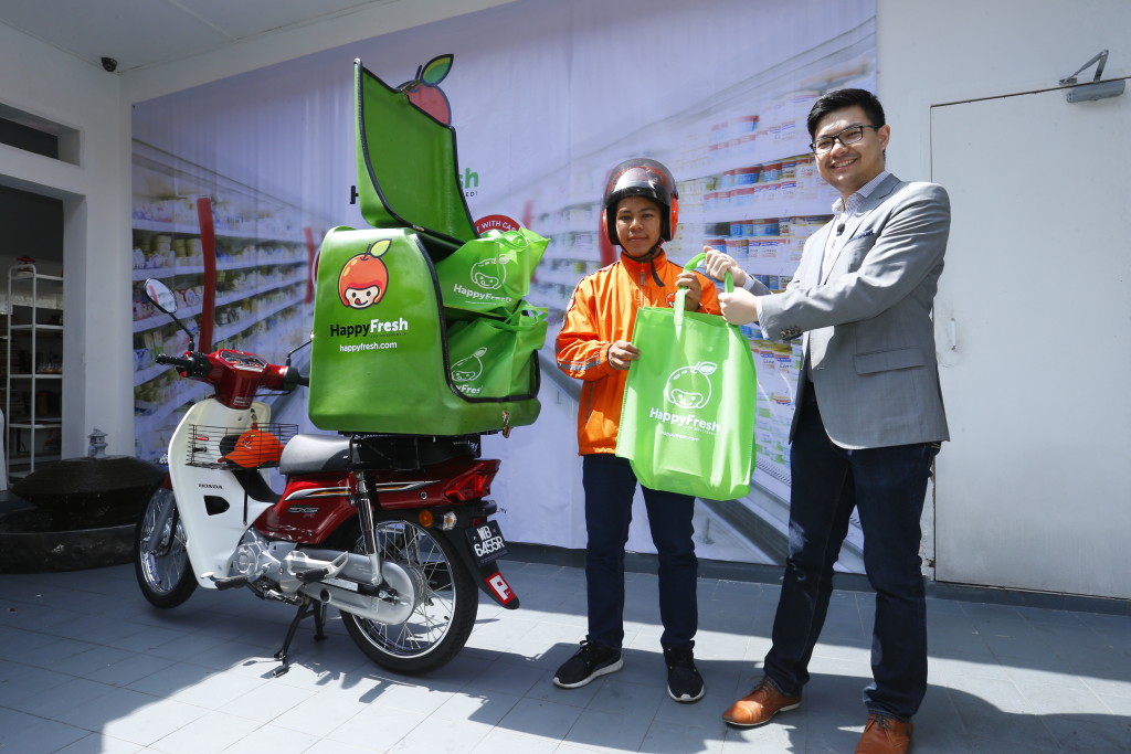 Opal Wu, Managing Director of HappyFresh Malaysia with a HappyFresh delivery rider at the event.1.JPG