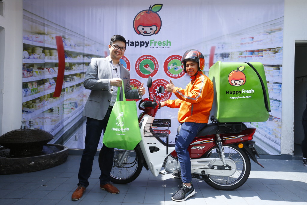 Opal Wu, Managing Director of HappyFresh Malaysia with a HappyFresh delivery rider at the event.3.JPG