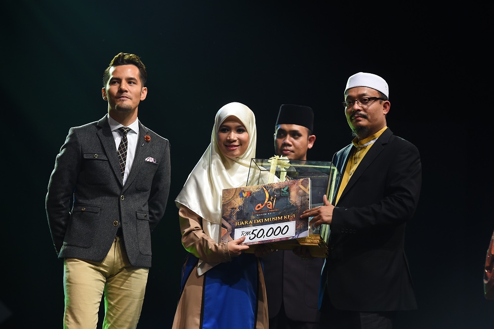 Penyerahan hadiah kepada Da'i Hamidah oleh Dato' Aliff dan Ustaz Kazim
