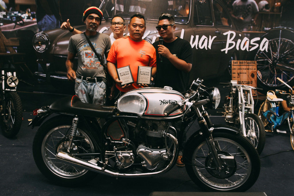 Best of Show Motorcycle, Hairolizam Ahmad (orange Tee) frm Batu Pahat Johor