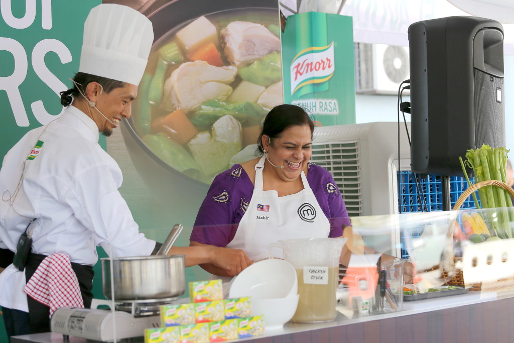 Chef Yang from Knorr and MasterChef Asia contestant Jasbir Kaur showing the audience how to make a great Sup Ayam with Knorr chicken cubes