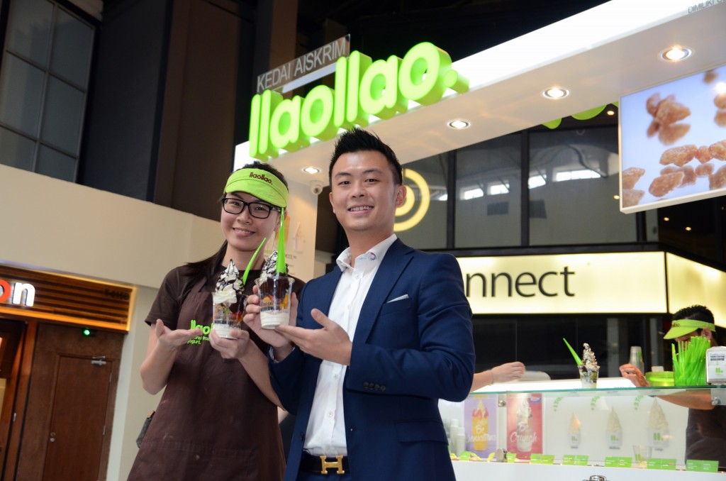 Director of Petra Empire, Tan Kai Young (right), and a llaollao staff, pose with their signature product, Sanum (2)