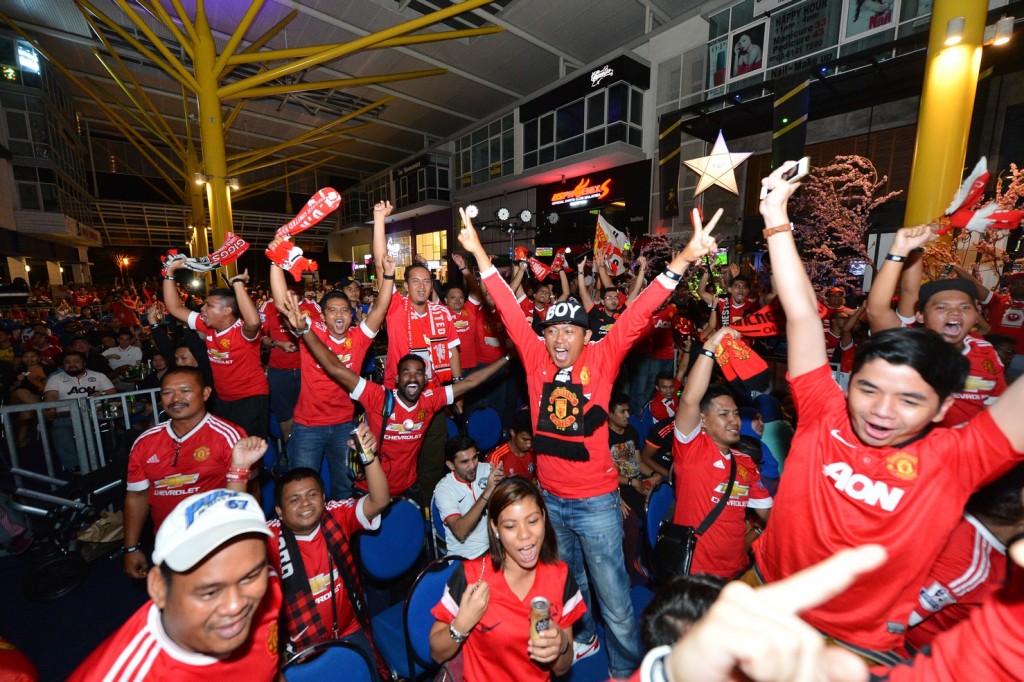 FIC - ManU fans celebrating