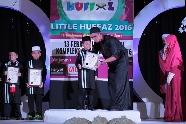 Pengarah Urusan Raffelinna menyampaikan hadiah kepada peserta buta Muhammad Afiq Haikal Nur Azizi 9 tahun