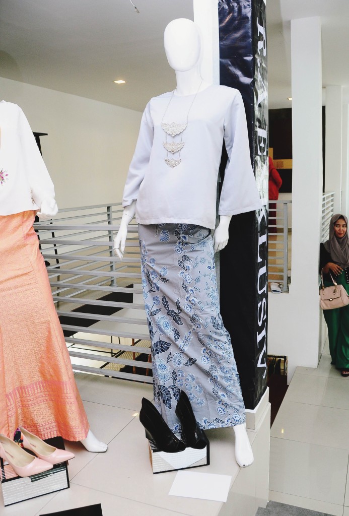 CENDERAWASIH - Plain Caftan with Batik Skirt copy