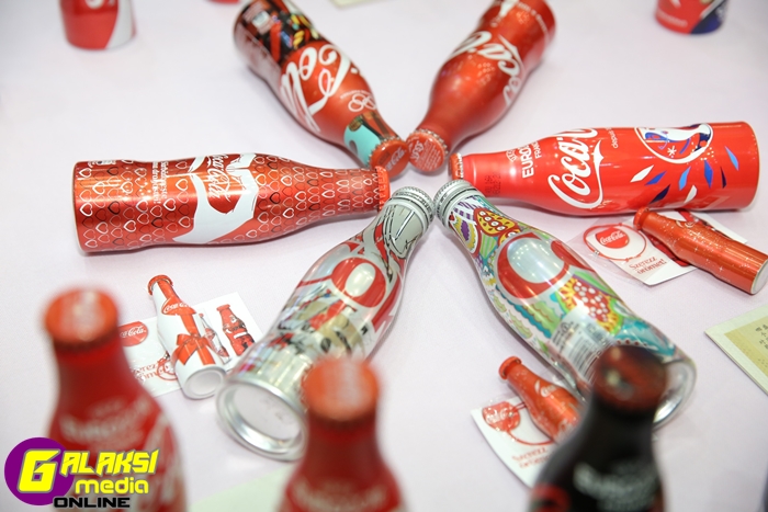 A collector displays aluminum Coca-Cola bottles at the Fair