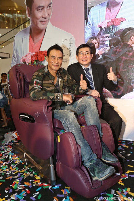 G-Pavilion115-Simon-pose-at-massage-chair-with-Dato'-Goh