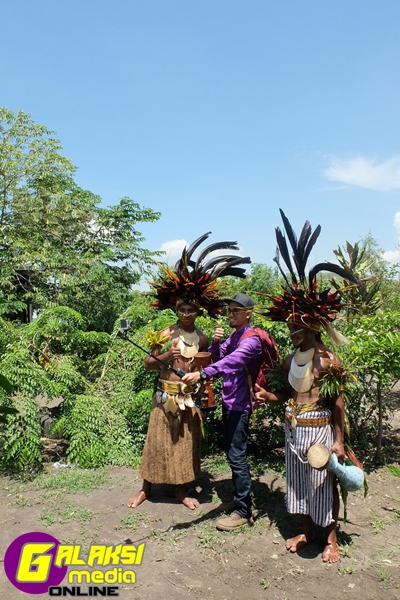 Anwar Afiq bersama pemuda etnik  pribumi simbu lokasi port moresby papua new guinea (1)