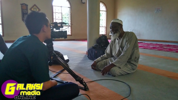 Anwar Afiq menemuramah Imam  Masjid ISPNG Imam Mikail Abdul Aziz lokasi Masjid ISPNG Port Moresby Papua  New Guinea (2)