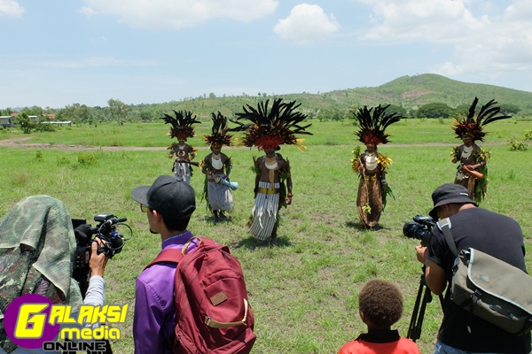 Warga pribumi etnik simbu sedang  mempersembahkan tarian tradisi bernama Bolagol (6)