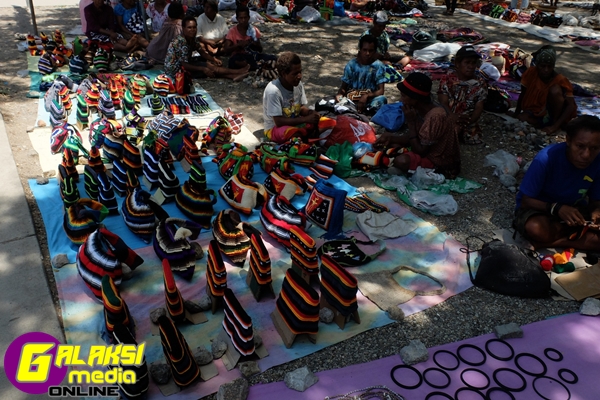 warga pribumi papua new guinea  menjual barang kraftangan di Pasar Kraftangan Port Moresby (7)