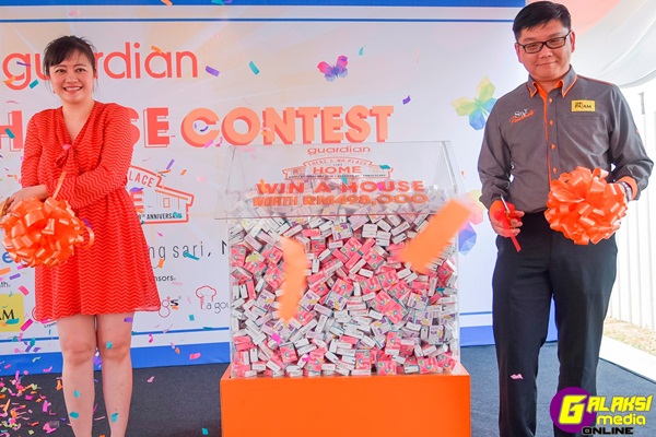 GuardianMY Mktg Director Christina Low and Director of Seri Pajam Dev Tey Soo Leng launching the Guardian Win A House Contest