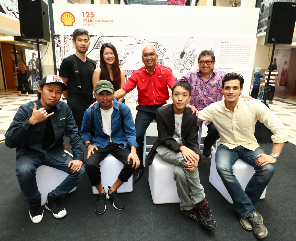 Image 1 - Datuk Azman Ismail, Managing Director, Shell Malaysia Trading Sdn. Bhd. and Shell Timur Sdn. Bhd. with the artists for the Celebrating 125 Years art project