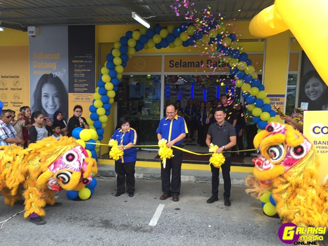 photo-1-from-l-r-staff-celebrating-the-launch-of-the-newest-courts-store-in-sarawak-located-at-bandar-riyal-kuching