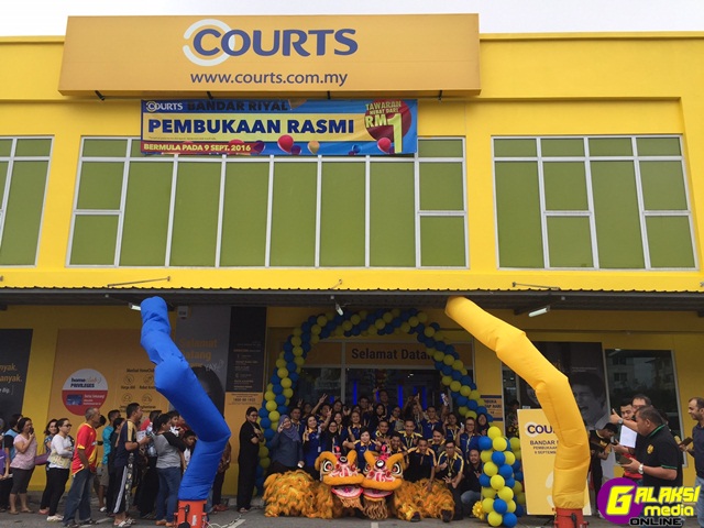 photo-2-the-opening-of-courts-bandar-riyal-kuching-marks-the-eighth-courts-store-based-in-east-malaysia