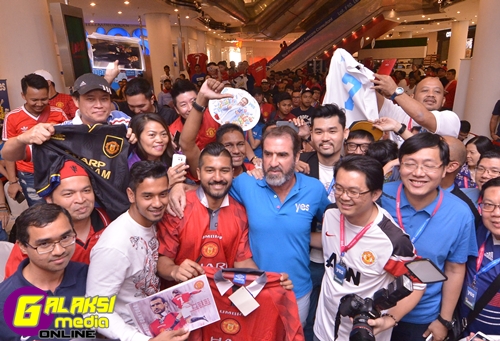 eric-cantona-posing-for-a-photo-with-his-legion-of-fans-from-all-walks-of-life-across-malaysia-for-a-chance-to-meet-cantona-in-person-in-lot-10-kuala-lumpur
