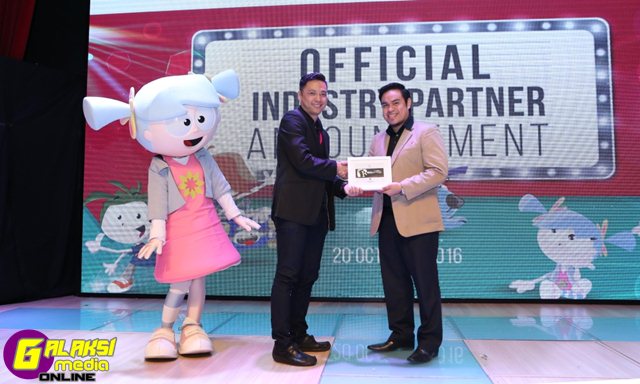 mayor-of-kidzania-presents-fipper-director-danny-goh-with-key-to-the-city
